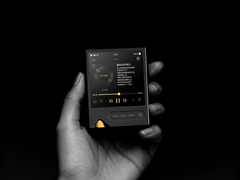 L'Onix Tocata XM2 DAP, raffigurato in una mano su uno sfondo nero. (Fonte: Onix)