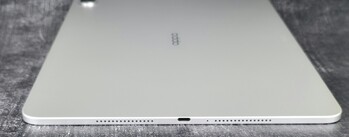 A destra: Altoparlante, porta USB 3.2 Gen1 Tipo-C, microfono, altoparlante