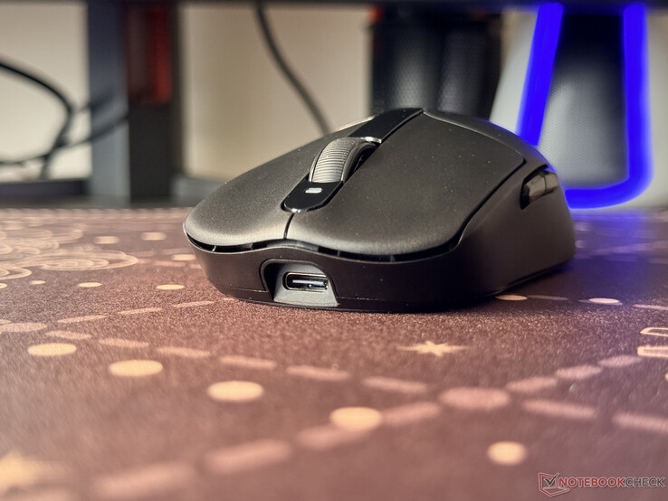 Dash Ultra si ricarica tramite la porta di tipo C che si trova sulla parte anteriore