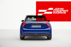 La nuova Mini Cooper SE verrà infine commercializzata come versione John Cooper Works, che promette maggiori prestazioni, divertimento e modifiche stilistiche. (Fonte immagine: Mini - modificato)