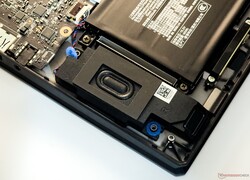 La risposta dei bassi è bassa, nonostante il telaio di grandi dimensioni e i due woofer