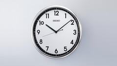 Orologio da parete al quarzo rétro Seiko KX701S con cornice color argento e quadrante bianco e nero a contrasto.