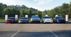 Modello Y, Cybertruck, Modello 3 e Modello S/X allineati in una stazione Supercharger. (Fonte: Tesla)