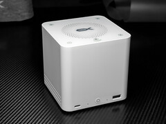 Beelink Mate Pro ha un fattore di forma compatto. Nella foto: un'immagine che mostra la vista frontale del dock.