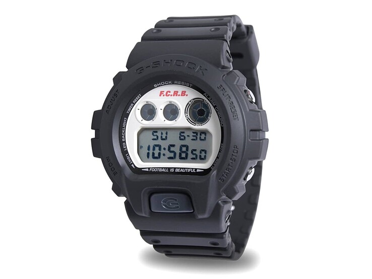 Vista obliqua dell'orologio digitale Casio G-Shock DW-6900 x F.C. Real Bristol in edizione limitata, con cinturino in resina nera e quadrante bianco sporco in stile vintage.