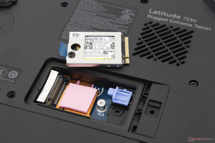Unità SSD M.2 2230 PCIe4 x4 rimovibile. L'unità è posizionata su un pad termico e su un dissipatore di calore