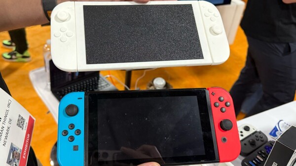 Il mockup di Genki stampato in 3D dello Switch 2 accanto allo Switch originale (Fonte: Numerama)