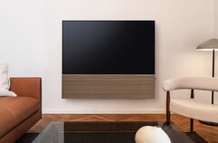 Samsung abbina la Smart TV OLED S99H a un'elegante soundbar dotata di un pannello frontale in legno.