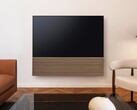 Samsung abbina la Smart TV OLED S99H a un'elegante soundbar dotata di un pannello frontale in legno.