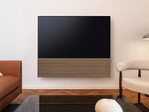Samsung abbina la Smart TV OLED S99H a un'elegante soundbar dotata di un pannello frontale in legno.