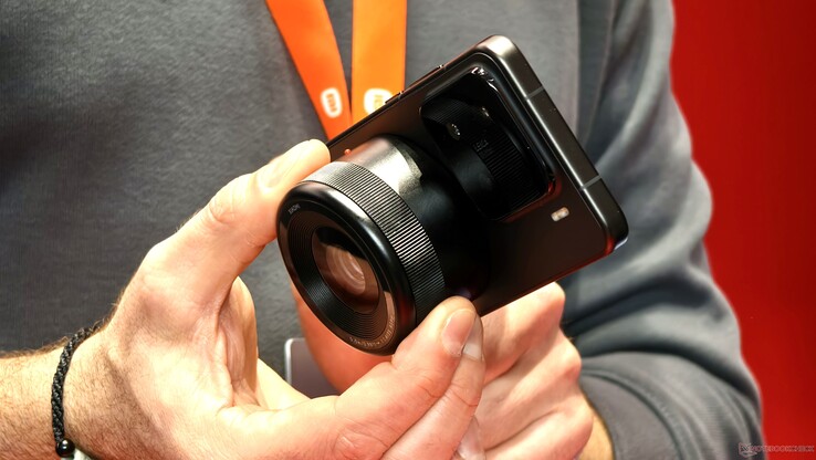 Xiaomi potrebbe sfruttare la sua esperienza con il sistema ottico magnetico di questa primavera nello Xiaomi 17 Ultra. (Fonte: Alexander Fagot, Notebookcheck)