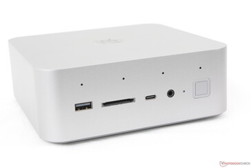 Parte anteriore: USB-A 3.0 (10 Gbps), lettore SD, USB-C (10 Gbps), cuffie da 3,5 mm, pulsante di accensione con impronta digitale, array di microfoni quadrupli