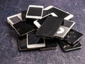 Mucchio di smartphone fuori uso su una superficie grigia
