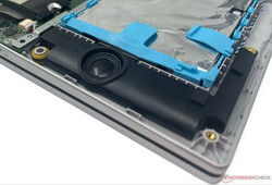 Il VivoBook 15 KM513 offre una discreta coppia di altoparlanti stereo