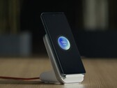 Un OnePlus 12 sfoggia la sua ricarica ultraveloce AirVOOC. (Fonte: OnePlus)