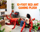 L'immagine del peluche a tema Grounded 2 con la formica rossa gigante Buggy Mount (fonte: Xbox Wire)