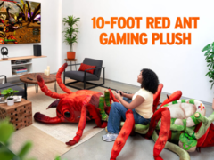 L'immagine del peluche a tema Grounded 2 con la formica rossa gigante Buggy Mount (fonte: Xbox Wire)