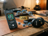 Lo smartphone riproduce musica in alta risoluzione sulle cuffie