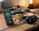 Lo smartphone riproduce musica in alta risoluzione sulle cuffie