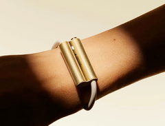 Luffu Link è disponibile in tre colori: oro, blu e nero.