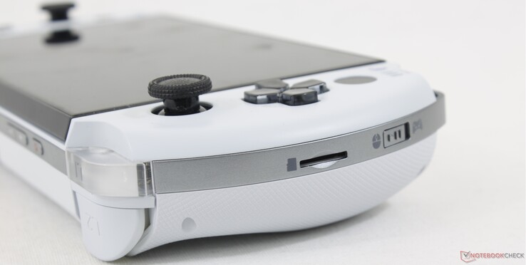 Sinistra: lettore MicroSD, interruttore Gamepad/Mouse