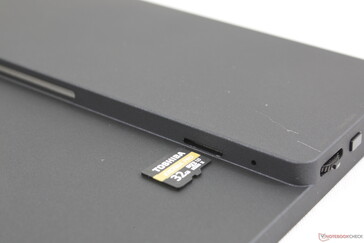 Il case deve essere rimosso per accedere al lettore MicroSD