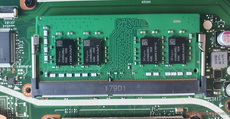 La RAM DDR4-3200 da 16 GB (8 GB saldati + 8 GB inseriti) funziona in modalità dual-channel