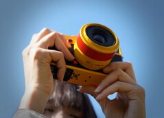 Il TTArtisan 35 mm f/1.8 II è ora disponibile anche nella sorprendente variante arancione.