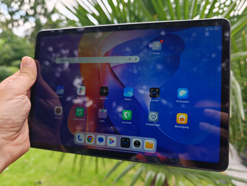 Redmi Pad 2 4G all'aperto sotto un cielo nuvoloso