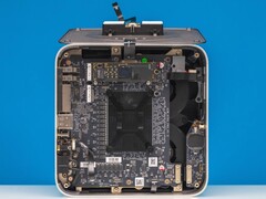 Vista interna del mini PC Beelink GTR9 Pro, che mostra il sistema di raffreddamento a camera di vapore a doppia ventola e il layout della scheda madre (fonte: ServeTheHome via YouTube)