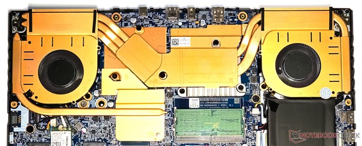 EVOL X15 AT è dotato di un sistema di raffreddamento a doppia ventola e sette heatpipe