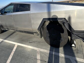 Cybertruck si rifornisce presso un Supercharger (immagine: Tyler Yust/X)