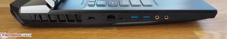 A sinistra: alimentazione, porta Gigabit Ethernet, porta Thunderbolt 3, due porte USB 3.1 Gen2 Type-A, jack cuffie, jack microfono