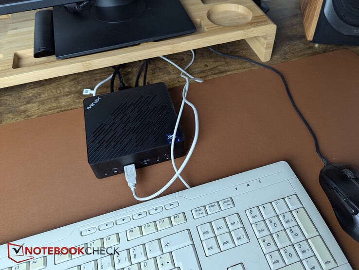 Solo 1 USB-A sul retro: Mouse o tastiera - uno deve trovarsi nella parte anteriore