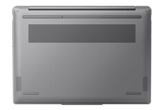 Il pannello inferiore del Lenovo Yoga Slim 7i Gen 9 è dotato di numerose prese d'aria e di altoparlanti con apertura sul fondo.