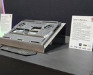 MSI Raider 16 HX Max in mostra al CES 2026 mostra il suo nuovo design del pannello inferiore (Fonte: Notebookcheck)