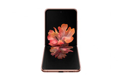 Z Flip 5G in colorazione Mystic Bronze (Image Source: Samsung)