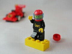 Un'immagine che mostra una figurina LEGO e un'auto da corsa. (Fonte immagine: 2Technology - Pixabay)