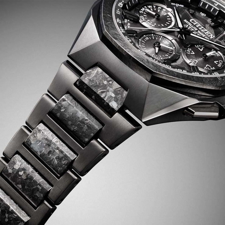 Le maglie centrali del bracciale presentano l'esclusiva finitura in titanio ricristallizzato di Citizen, che crea motivi simili a cristalli che variano da orologio a orologio.