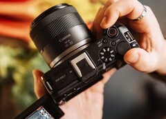 Si dice che l'aspetto di Canon EOS R6 V sia simile a quello dell'EOS R50 V raffigurato.