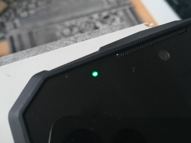 Indicatore di notifica di Doogee Fire 7 Pro. (Fonte: Sergey Tarasov - Notebookcheck)