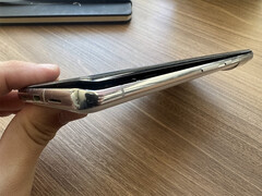 Molti utenti di Pixel 7 e Pixel 7 Pro hanno segnalato il problema del rigonfiamento della batteria. Nella foto: un&#039;immagine di uno degli utenti colpiti. (Fonte: Forum di assistenza Google)