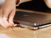 Krafted Edge è un power bank che assomiglia a un portatile sottile.