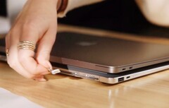 Krafted Edge è un power bank che assomiglia a un portatile sottile.
