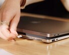 Krafted Edge è un power bank che assomiglia a un portatile sottile.