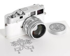 La telemetro M-A 35 mm di Leica 'Papa Francesco' è una copia unica di questa classica fotocamera a pellicola interamente meccanica. (Fonte: Leica)