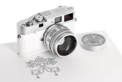 La telemetro M-A 35 mm di Leica &#039;Papa Francesco&#039; è una copia unica di questa classica fotocamera a pellicola interamente meccanica. (Fonte: Leica)
