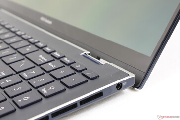 Le cerniere ErgoLift sollevano leggermente la base per migliorare il flusso d'aria, come nei più recenti modelli Vivobook e Zenbook a conchiglia