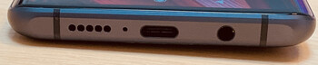 In basso: cassa, microfono, porta USB-C, jack audio 3.5 mm