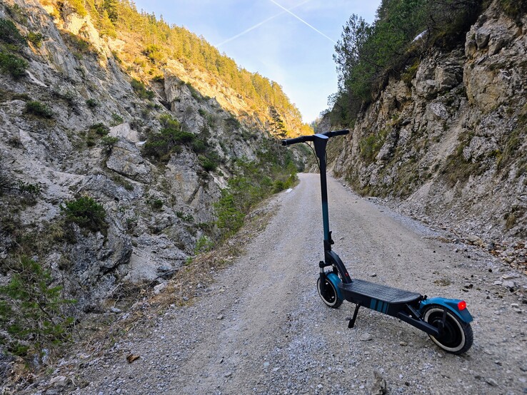 Il SoFlow SO4 Pro Max si arrampica anche sulle montagne ripide.